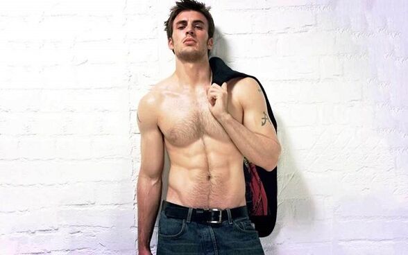 seksi muškarac s povećanim penisom