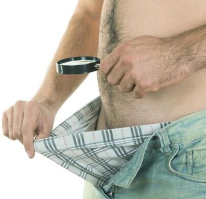 muškarac pregledava svoj penis i želi ga povećati